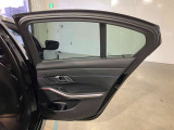 アンビエントライト:直接照明と間接照明を組み合わせて車内を印象深く演出し、寛ぎに満ちたインテリアの雰囲気を生み出します。
