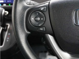 ハンドルにオーディオ操作用スイッチを備え、手を放さずに操作可能。安全性と利便性を両立しています。
