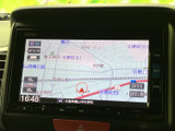 道路や周辺施設が画面いっぱいに表示され、現在地や時刻も確認しやすい地図表示です。地名も読み取りやすく、目的地までのルート確認など、初めての場所へのお出かけにも役立ちます。