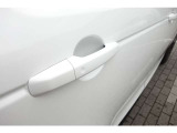 ドアハンドルは、車のデザインの一部として統一感を持たせ、無駄な部分を排除したクリーンでシンプルな美しさを強調します。ドアハンドルが目立たず、より高級感や先進性を感じさせる外観になります。