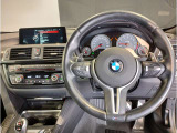 【ハンドル】ドライバーとBMW車の一体感がダイレクトに伝わるステアリングホイール。形状・太さへの拘りに加えて、操作性を高める為にスイッチ類も配置。クイックかつ安定のドライビングを体感下さい!
