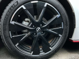 NISMO専用17インチ純正アルミホイール。