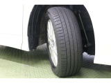 タイヤサイズ 205/60R16。精悍さが際立つ王道スタイルの純正アルミホイールを装着しています。