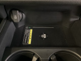 【ワイヤレス充電器】スマートフォンを置くだけで自動的に充電ができます。