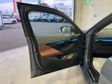 アンビエントライト:直接照明と間接照明を組み合わせて車内を印象深く演出し、寛ぎに満ちたインテリアの雰囲気を生み出します。