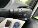 レバーには各種表示がまとめられ、運転席から手元の設定を確認しやすい配置です。視線を大きく外さずに扱える位置にあり、日常の運転中にも必要な操作へ手を伸ばしやすい実用的な装備です。