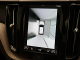 【360&deg;ビューカメラ】4台の高解像度カメラで360度の鳥瞰図を表示。隣の車や壁、死角にある障害物などを画面で確認できるため、狭いスペースでの駐車・出入りも安心です。