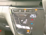 【オートエアコン】一度お好みの温度に設定すれば、車内の温度を検知し風量や温度を自動で調整。暑い&hellip;寒い&hellip;と何度もスイッチ操作をする必要はありません。快適な車内空間には必須の機能ですね♪