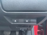 運転席右下のスイッチで各機能の切り替えや操作ができます。