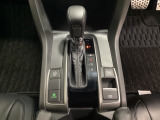 CVT車のセレクトレバーです。低速から高速まで、変速ショックのないスムーズな走りと、エンジン効率のよい領域を維持して燃費にも貢献します。サイドブレーキはスイッチ操作の電子制御パーキングブレーキです。