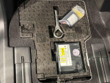 助手席足元下にはパンク修理キットが収納してあります