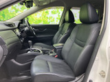 前席は座面と背もたれに厚みがあり、ゆったりと腰掛けられる形状です。運転席からの見通しもよく、すっきりした室内で、日々の通勤や遠出にも気持ちよくお使いいただけます。