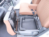 助手席のシート下には便利な収納スペースを装備!車内の小物などをすっきり収納でき、限られた室内空間を有効活用できます。使い勝手にもこだわった、うれしいポイントです♪