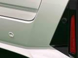 車の四隅にセンサーを施し死角になりやすい左右前後方向の障害物を感知することで、縦列駐車や車庫入れをサポートするコーナーセンサーが付いてます