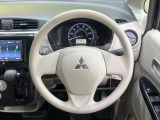 インテリアに合わせたデザインのステアリングは、運転される方のことも考え、運転しやすい形状、大きさです。是非一度、実際に触ってお確かめください。