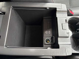アームレストを開けば、中は収納スペースになっています。USBに対応しています。