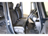 すわり心地の良い運転席・助手席です。長時間のドライブの疲れ軽減に貢献します。どうぞ快適なドライブを♪