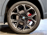 【BMWアロイホイル】軽量かつ強度に拘ったアロイホイル。走行性能ポテンシャルを引き出す設計。車の足元を引き締めてくれる大きなポイントはアロイホイルです。