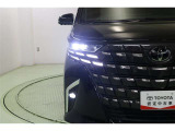力強い眼差しを印象づけるLEDヘッドランプ(ハイ・ロー)、クリアランス、フロントターンなどの機能を一体化した、高級感溢れる大型コンビネーションランプ。異形3眼LEDにより、夜間の視認性を更に確保します