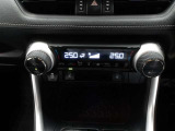 車内の温度管理に便利なオートエアコン☆