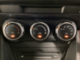 空調スイッチ類は最近流行のタッチパネル式ではなく、運転中でも直感的に操作できるダイヤル式を採用しております。