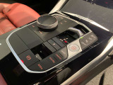 シフトレバーはトグルスイッチ式。走行時に使用する機能はシフトレバー周辺に纏められています。