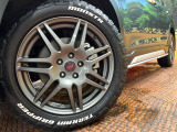 【純正オプションSTI18インチアルミホイール】純正オプションホイールを装着。走行性能の向上に加え、外観もよりスタイリッシュになっています。