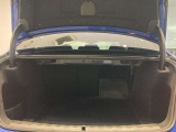 BMWではスペアタイヤが非搭載となるため、スペースは拡大されており、収納スペースとして利用可能。トランクの下にも収納スペースがあり、意外と役に立つスペースでございます。
