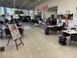 点検整備のお待ち時間や、奥には商談席もございますので、ゆったりとお寛ぎください。