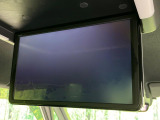 【純正15.6型フリップダウンモニター】大画面モニターで後席でもエンタメをお楽しみいただけます。小さなお子様にも大人気の装備です♪