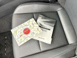 メンテナンスノート、取扱説明書です。 その車の整備記録が事細やかに記録されています。 車が生まれてから今までどのような道を歩んできたのか判るとても重要な物ですよ。