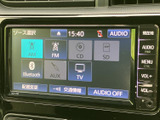 AM・FMやCD、Bluetoothなどのソースを画面上で確認でき、使いたい音源を選びやすい構成です。表示が見やすく、日々の移動中も好みに合わせて音楽を楽しめます。