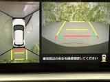 車両後方の映像に加え、周囲を見渡す表示も確認できます。駐車時に後方や車両周辺の状況を把握しやすく、画面上のガイド表示も位置確認に役立ちます。