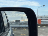 【ブラインドスポットアシスト】車線変更時に目視できない車を検知すると、検知した側のミラーに警告ライトが点灯。更にステアリングを制御し、アシストします。