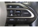 追従機能付クルーズコントロール搭載。アクセルを踏み続けなくてもセットした一定速度を維持。また、渋滞などで先行車が停止した場合停止し、先行車が再発進するとドライバー操作で発進した後に追従走行を再開します