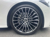 右前タイヤ。タイヤサイズは前225/40R19、後255/35R19。