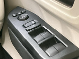 ドア側にミラー調整や窓のスイッチがまとまり、座ったまま手元で操作箇所を確認しやすい配置です。各ボタンの位置が分かりやすく、乗り降りの際にも使いやすい装備です。