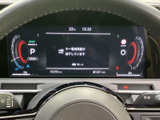 速度やシフト位置などの情報をまとめて確認でき、運転中に必要な表示を把握しやすい構成です。警告表示も視認しやすく、日々の運転をサポートします。