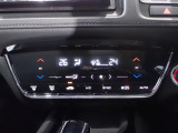 運転席からも手が届きやすく、操作しやすい空調コントロールパネル。オートエアコンなので操作の煩わしさが無くオールシーズン快適にドライブできます。快適空間で運転に集中できますね。