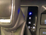 操作しやすいATシフトです。 シフトチェンジを気にしなくていいので運転だけに集中できますね。 自然と手に届くところにある、手になじむ形状のシフトノブがいいですね。
