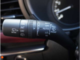 【オートワイパー機能】レバーをAUTOの位置にしているとき、レインセンサーが雨を感知すると、雨量に応じて、ワイパーが自動で作動します。