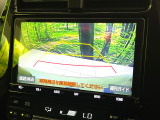 【バックカメラ】駐車時に後方がリアルタイム映像で確認できます。大型商業施設や立体駐車場での駐車時や、夜間のバック時に大活躍!運転スキルに関わらず、今や必須となった装備のひとつです!