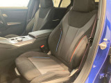 【助手席シート】運転席シート同様長時間乗車・スポーツドライビングでも疲れにくい形状にセッティングされたシートを装備しております。