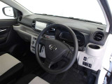 シンプルな運転席周りですね。乗っていて落ち着けるデザインです。運転視界も広々!