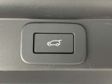 【ハンズフリーパワーテールゲート】車両に触れることなくテールゲートを開閉できる機能です。リアバンパーの下で足を動かすジェスチャーで開閉できます。