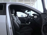 クオリティの高いシートを採用するのは、Audiのクルマづくりの哲学のひとつです。特に座り心地が重要です。体の大きなドイツ人が座っても頑丈な耐久性があります。。しかも肌触りも良く高級家具のようです。