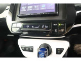 ☆オートエアコンです♪一度お好みの温度に設定すれば、車内の温度を検知し風量や温度を自動で調整してくれる優れもの!暑い&hellip;寒い&hellip;と何度もスイッチ操作をする必要はありませんね♪