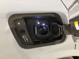 充電ポート:リチウムイオンバッテリーを充電する際に使用します。フロントフェンダー部に配置されており、LEDが現在の充電ステータスを示します。