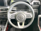 インテリアに合わせたデザインのステアリングは、運転される方のことも考え、運転しやすい形状、大きさです。是非一度、実際に触ってお確かめください。