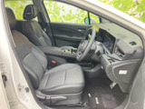 運転席と助手席は身体を包み込む形状で、座面や背もたれの素材感も落ち着いた雰囲気。ドアを開けた際に視界が広がり、乗り降りや着座後も快適に過ごせます。